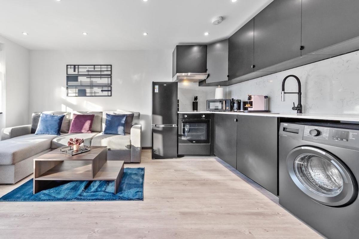 Modern 1 Bed Flat - Near Station - London