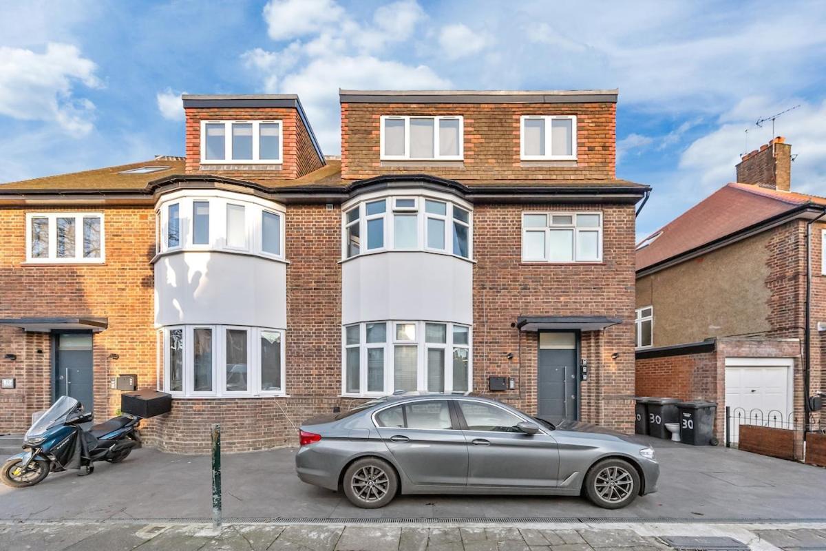 Modern 1 Bed Flat - Near Station - * London