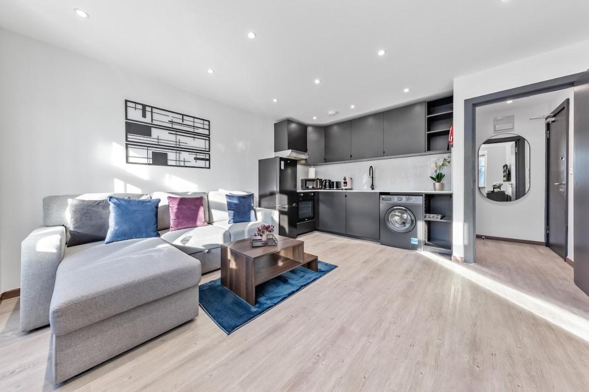 Modern 1 Bed Flat - Near Station -