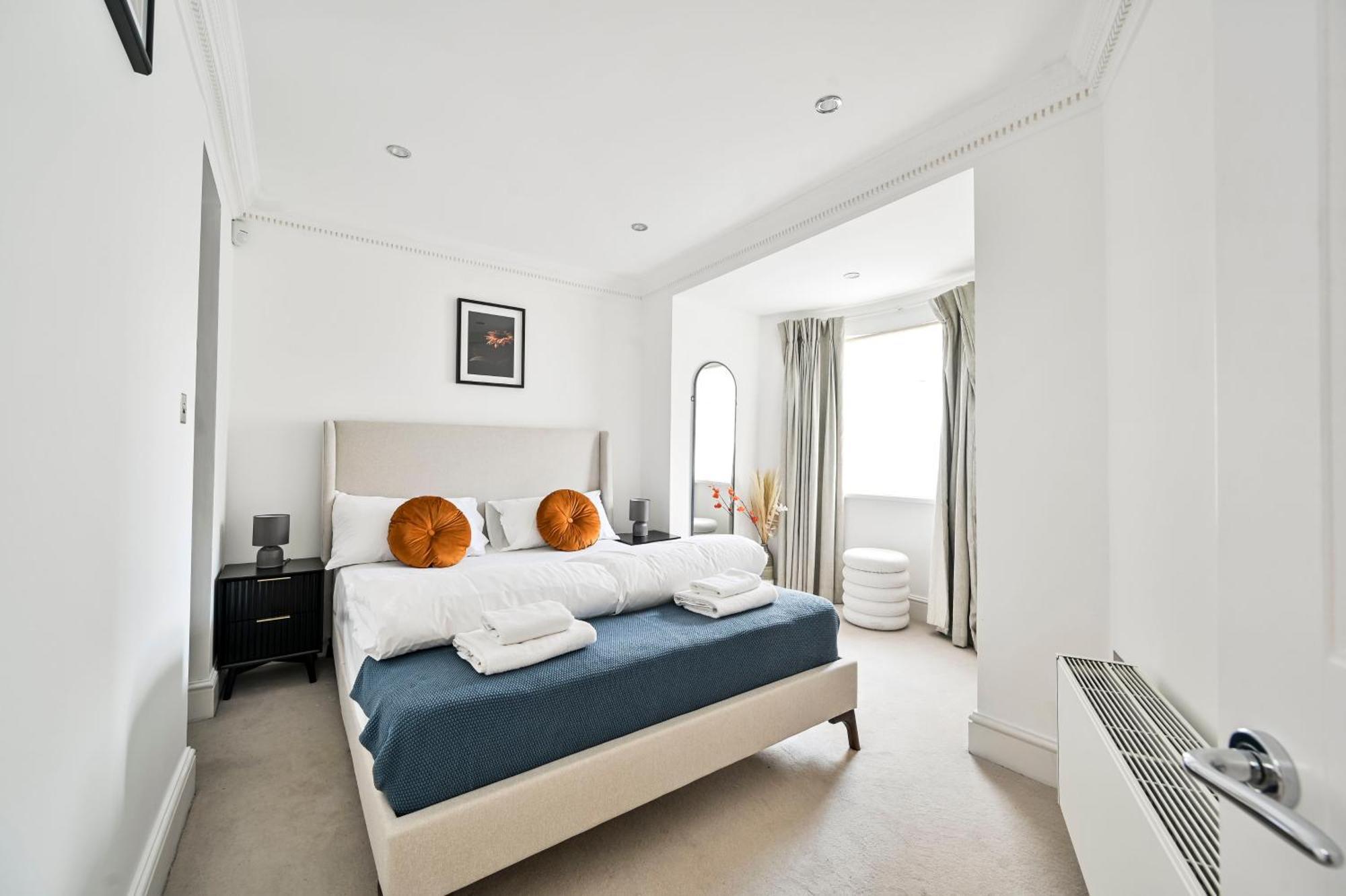 Spacious Fitzrovia 3 Bed Apartment *