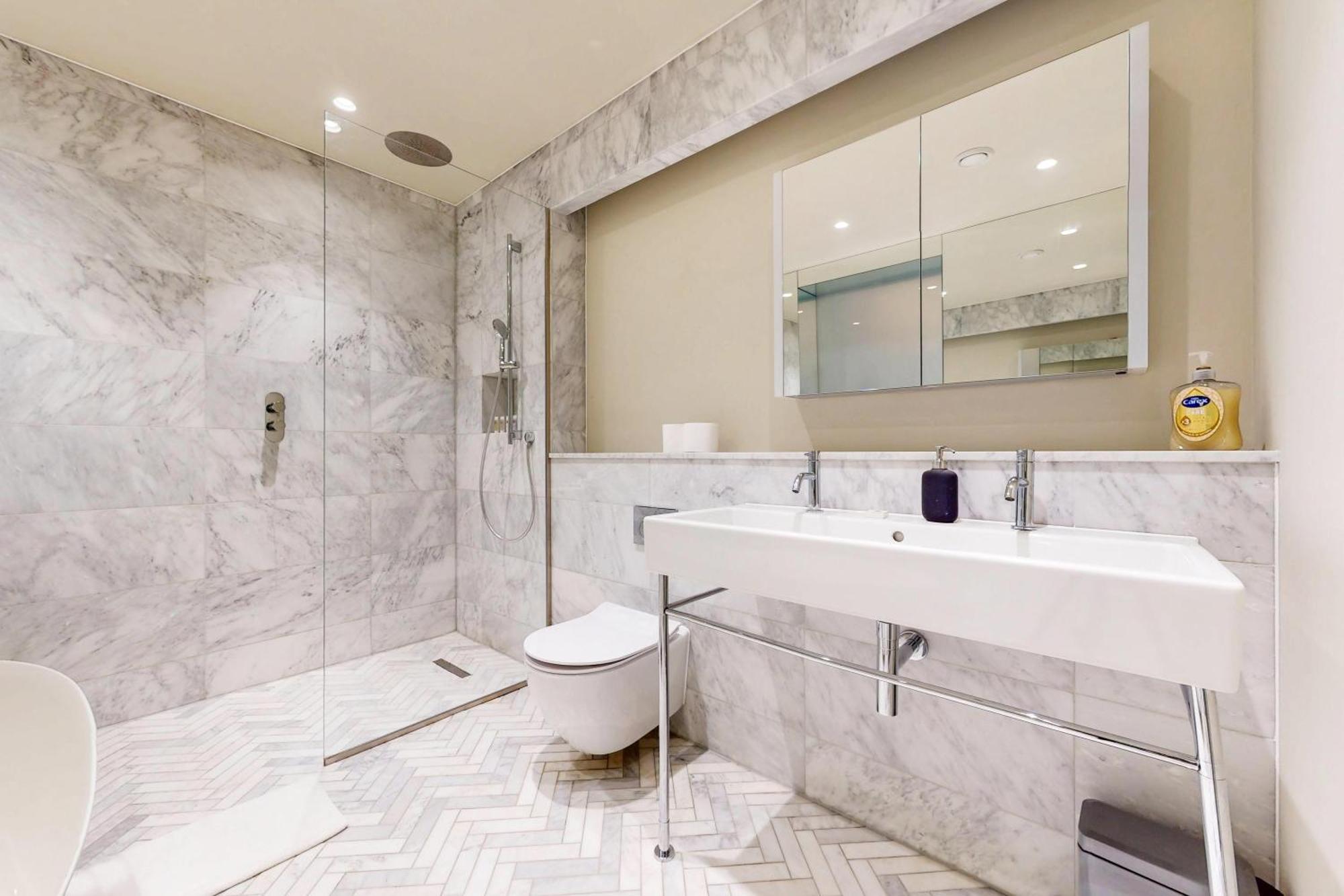 Chic & Elegant 4bed Apt-10min Walk To River Thames Apartment London