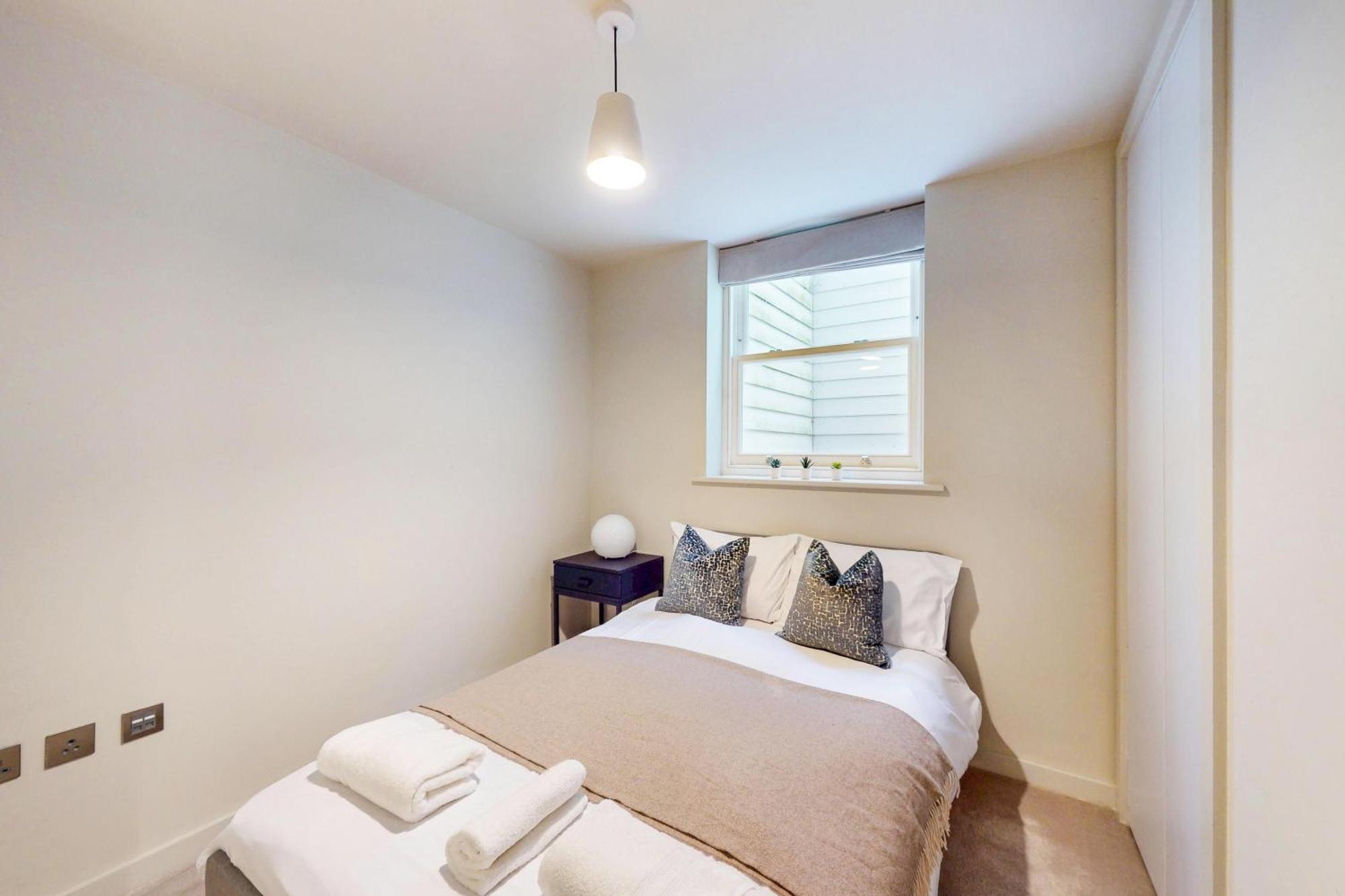 Chic & Elegant 4bed Apt-10min Walk To River Thames Apartment *