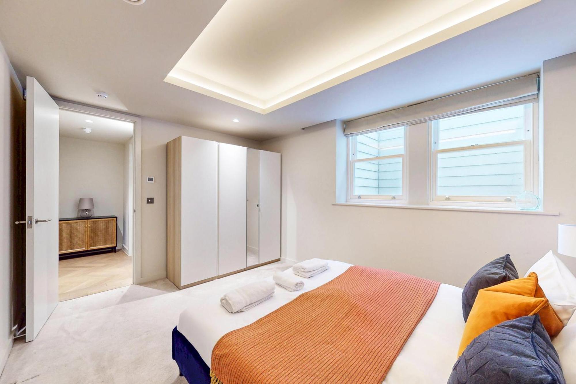Chic & Elegant 4bed Apt-10min Walk To River Thames Apartment London