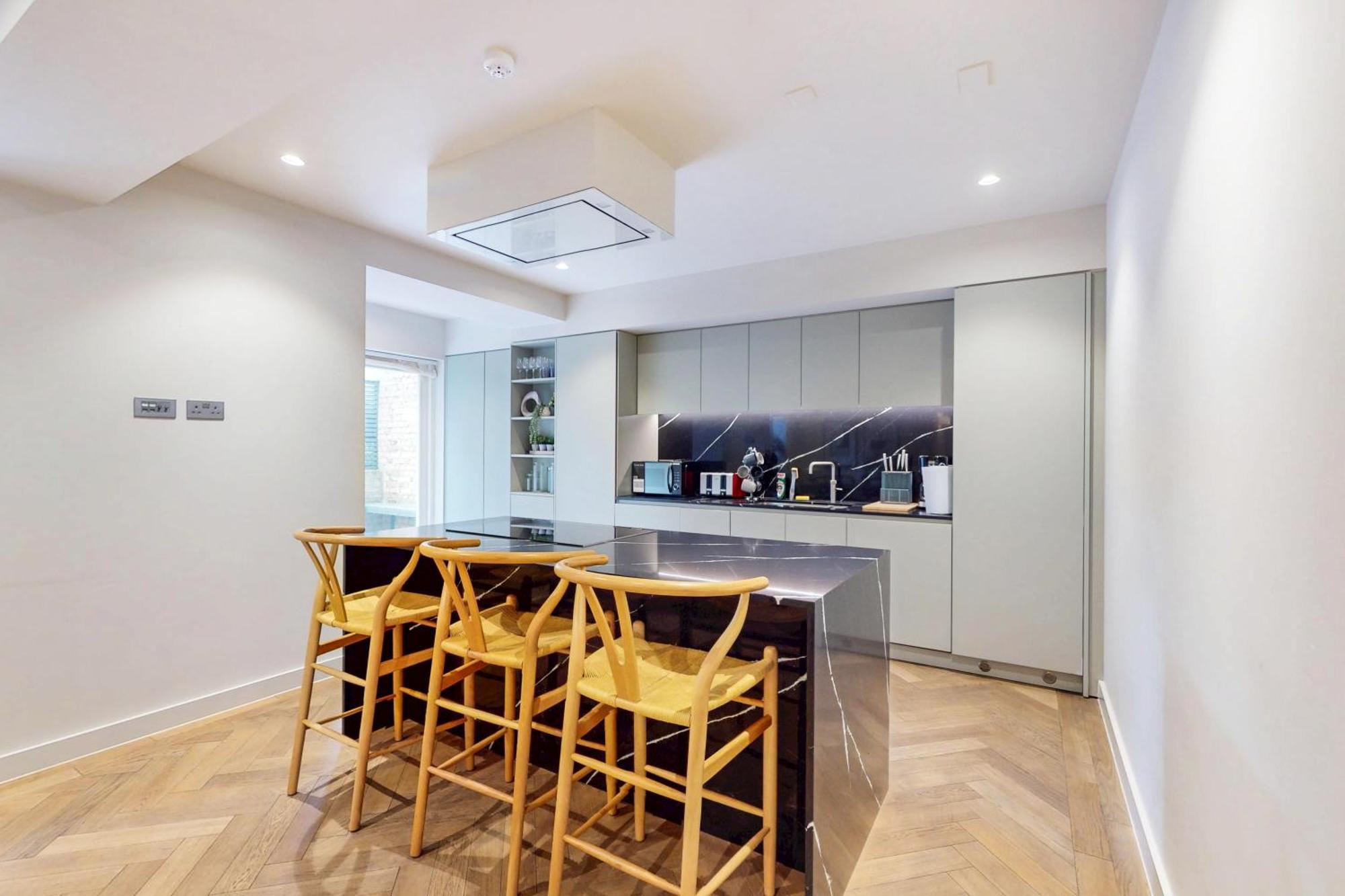 Chic & Elegant 4bed Apt-10min Walk To River Thames Apartment *