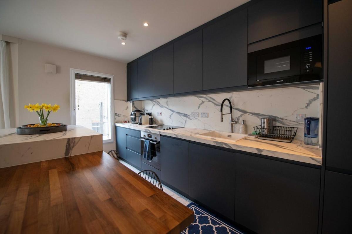 Cosy 2-bedroom 2 Bathroom Flat With Free Parking *