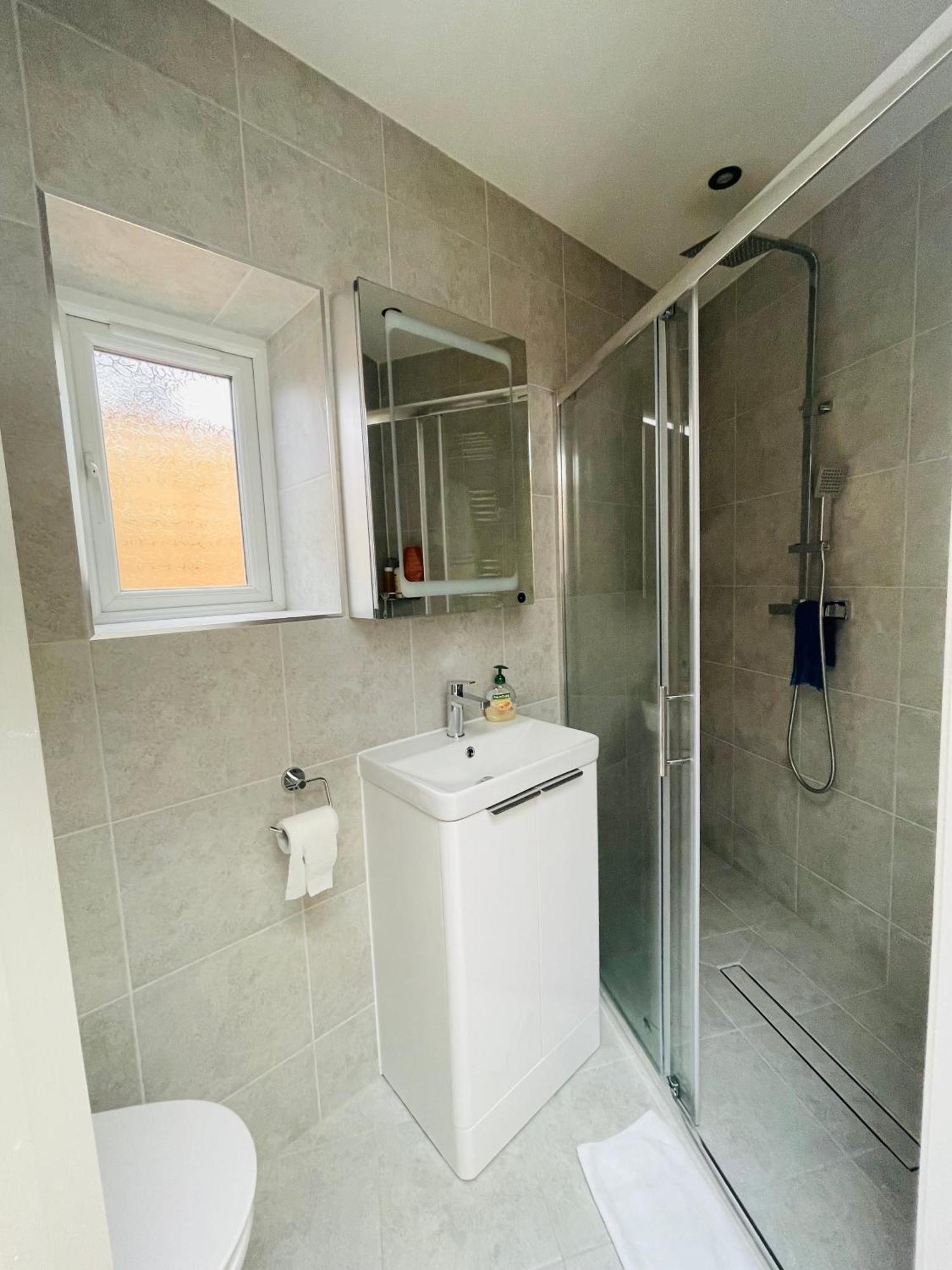 Homestay Tudor Close Nw9 8su *
