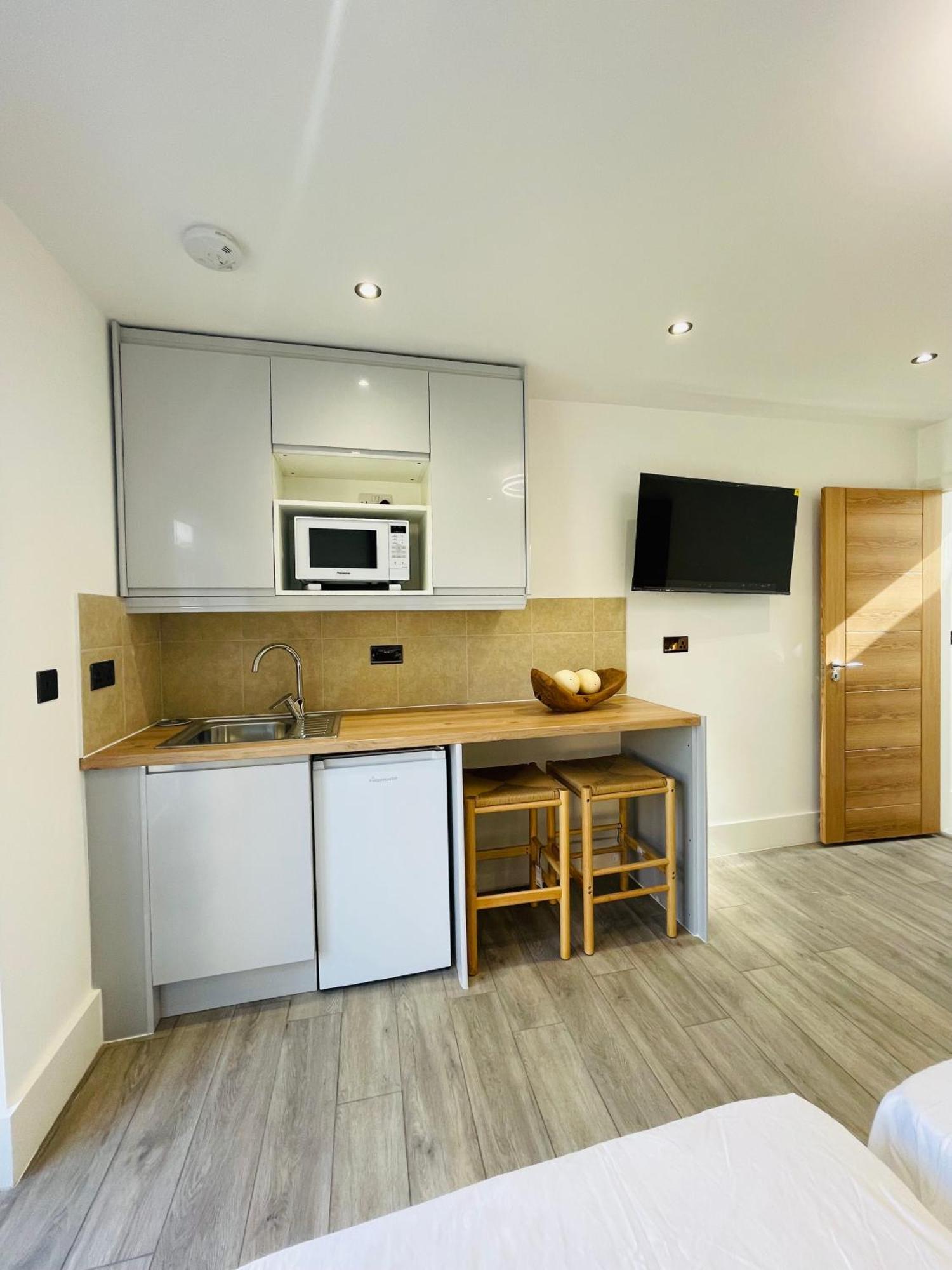 Tudor Close Nw9 8su Homestay