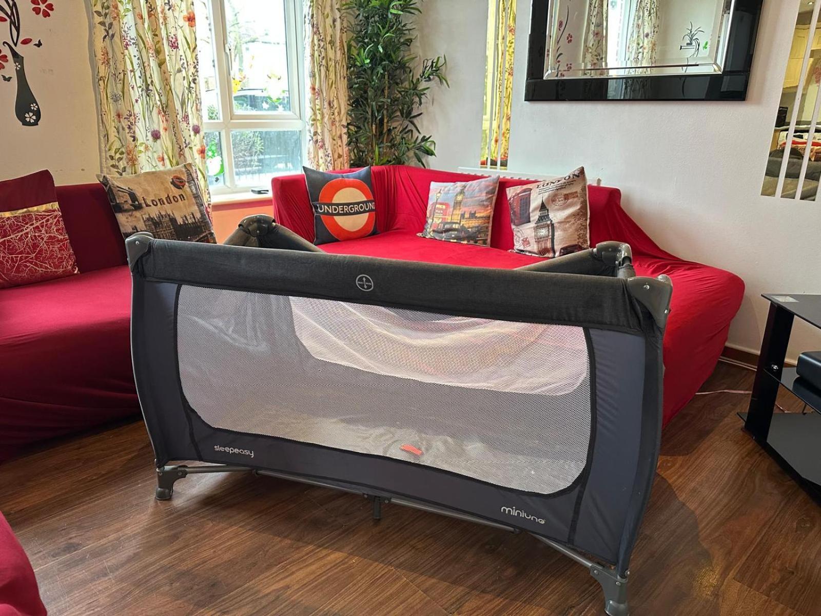2 Bed 2 Bath - Free Parking - 3min Walk To The Train Station - 19min To Liverpool Street 5min To Victoria Line 1gb Broadband Super Fast Internet Ground Floor 100s Of Shops Restaurants Bakeries 24-hour Asda Superst London