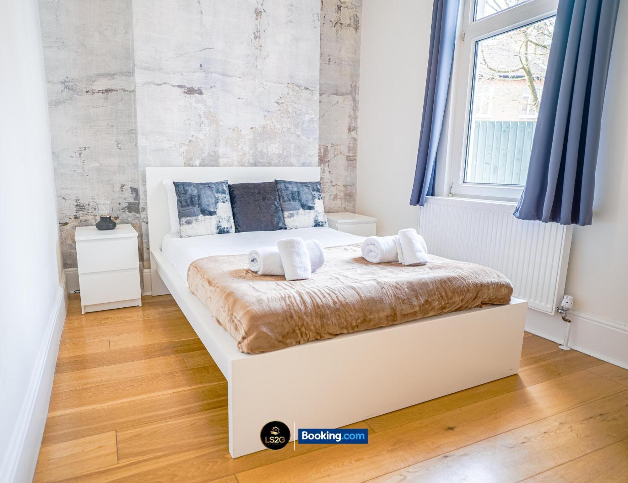 Casa vacanze Stunning House By Ls2g Short Lets & Serviced Greater With Free Wifi *