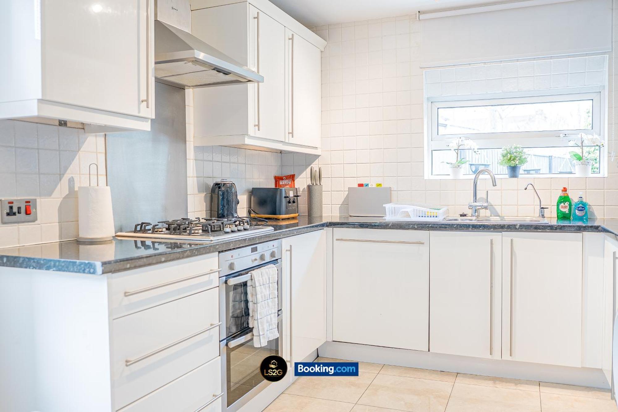 Casa vacanze Stunning House By Ls2g Short Lets & Serviced Greater With Free Wifi *