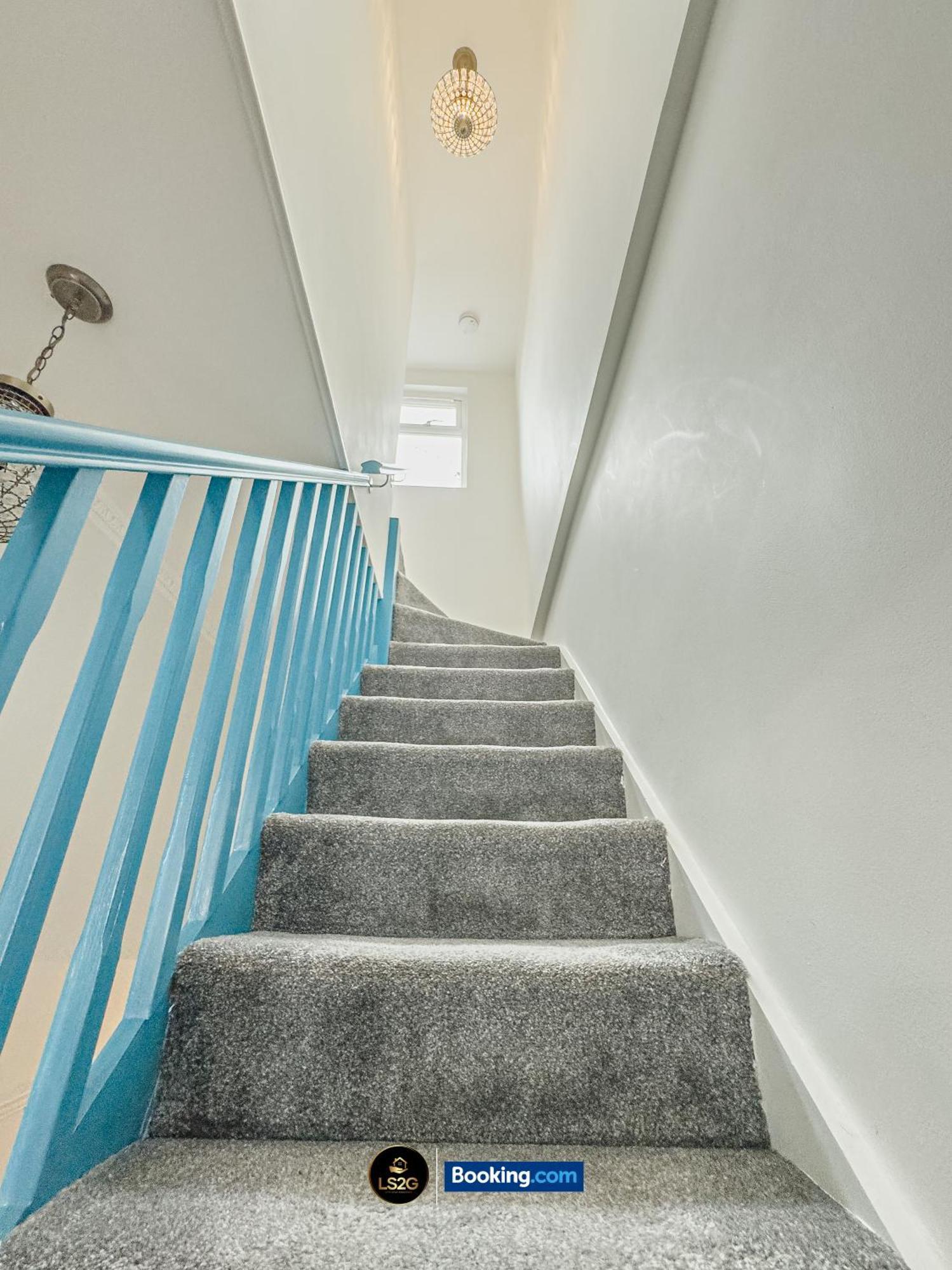 Casa vacanze Stunning House By Ls2g Short Lets & Serviced Greater With Free Wifi *