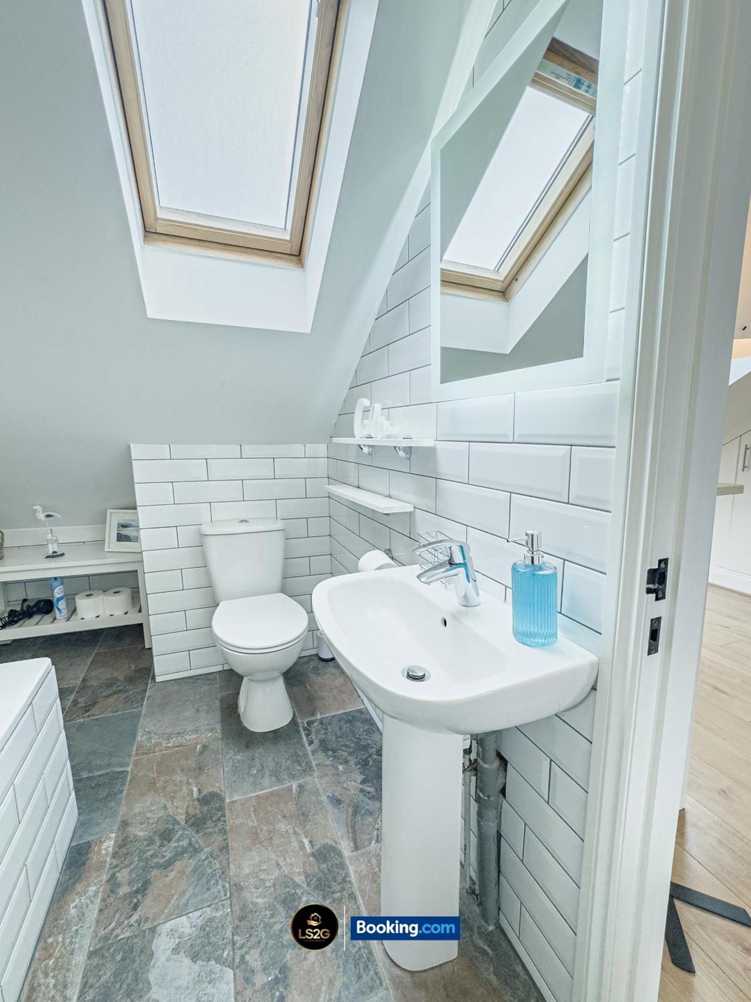 Casa vacanze Stunning House By Ls2g Short Lets & Serviced Greater With Free Wifi *