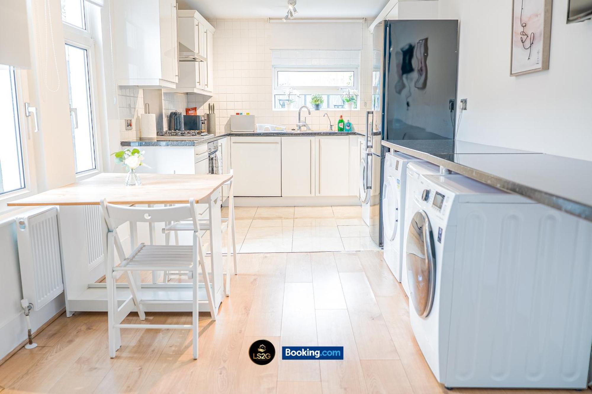 Feriehus Stunning House By Ls2g Short Lets & Serviced Greater With Free Wifi