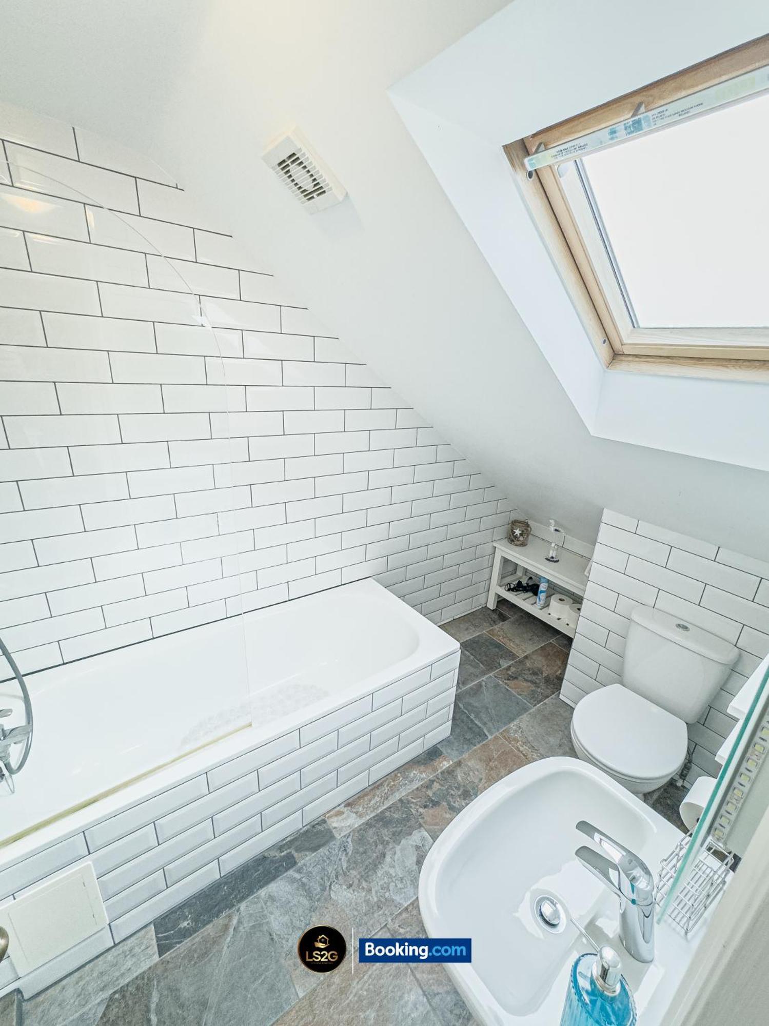 Stunning House By Ls2g Short Lets & Serviced Greater With Free Wifi Casa vacanze *