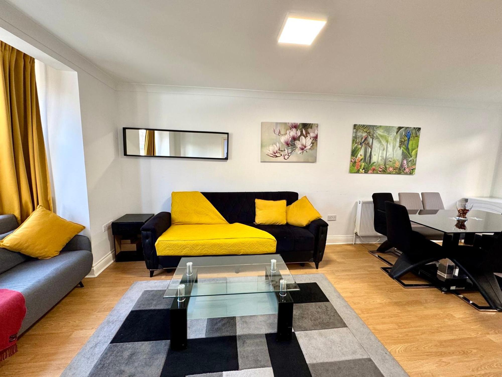 Ferienhaus 3 Bedrooms Spacious House, Separate Reception, 2 Full Bathrooms, Parking, Garden