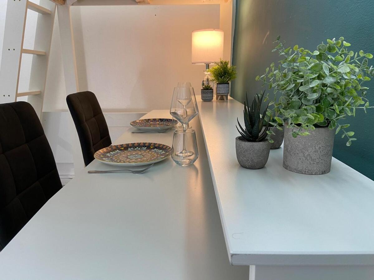 Bright And Compact In The Heart Of Lägenhet