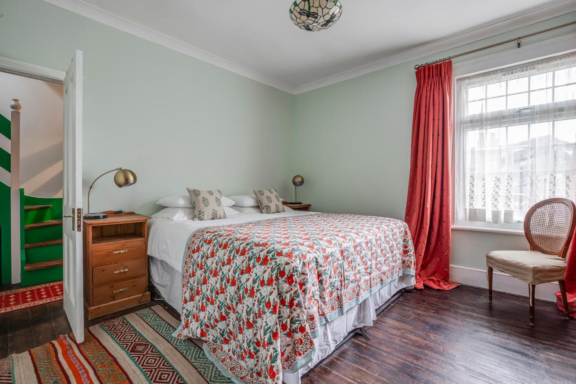 Classic House & Garden 25mins From Museums Ferienhaus