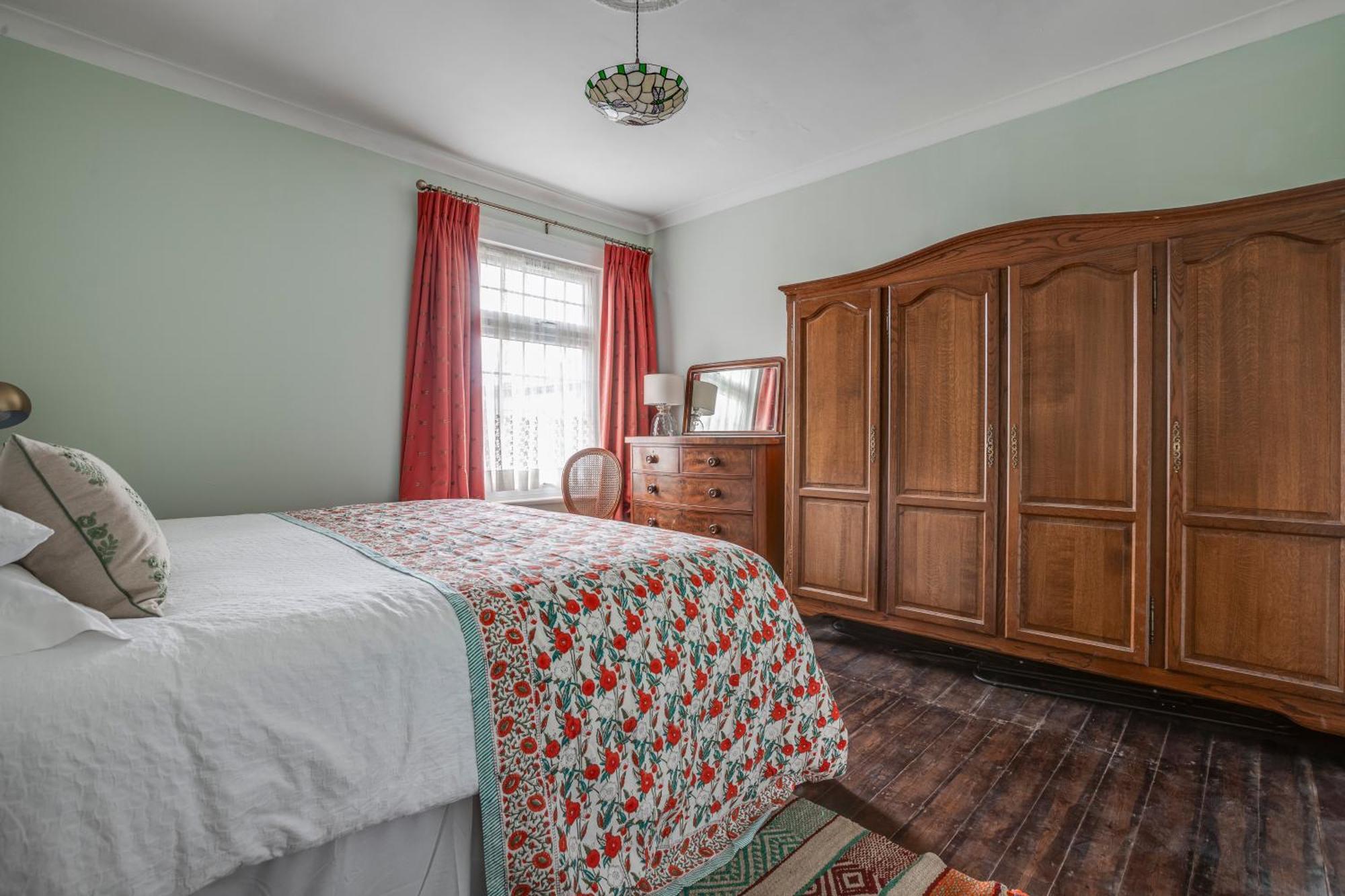Ferienhaus Classic House & Garden 25mins From Museums