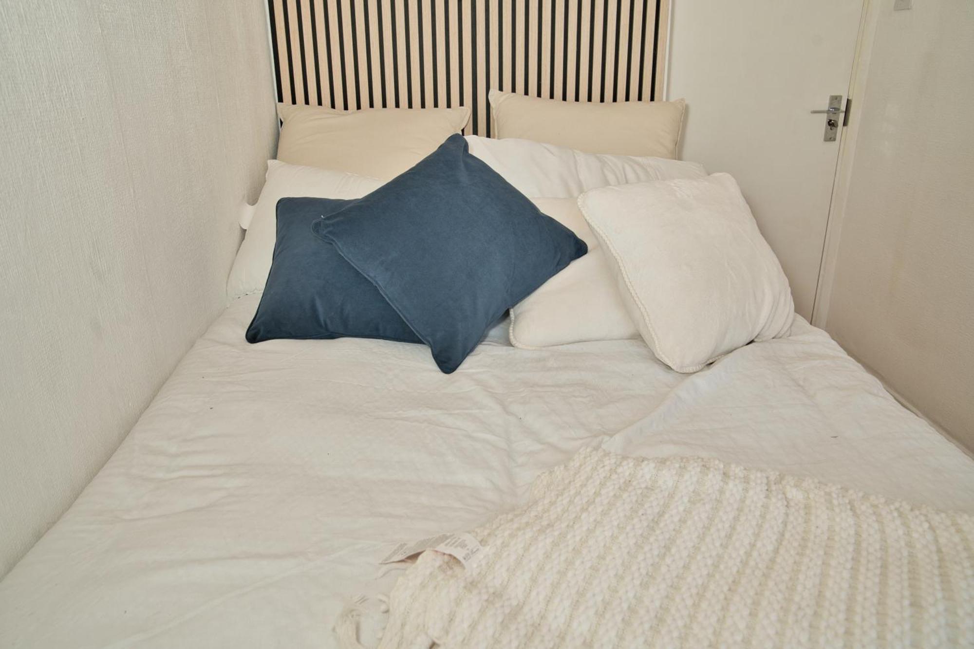Stunning 4 Bedroom In Swiss Sleeps 10 Appartamento