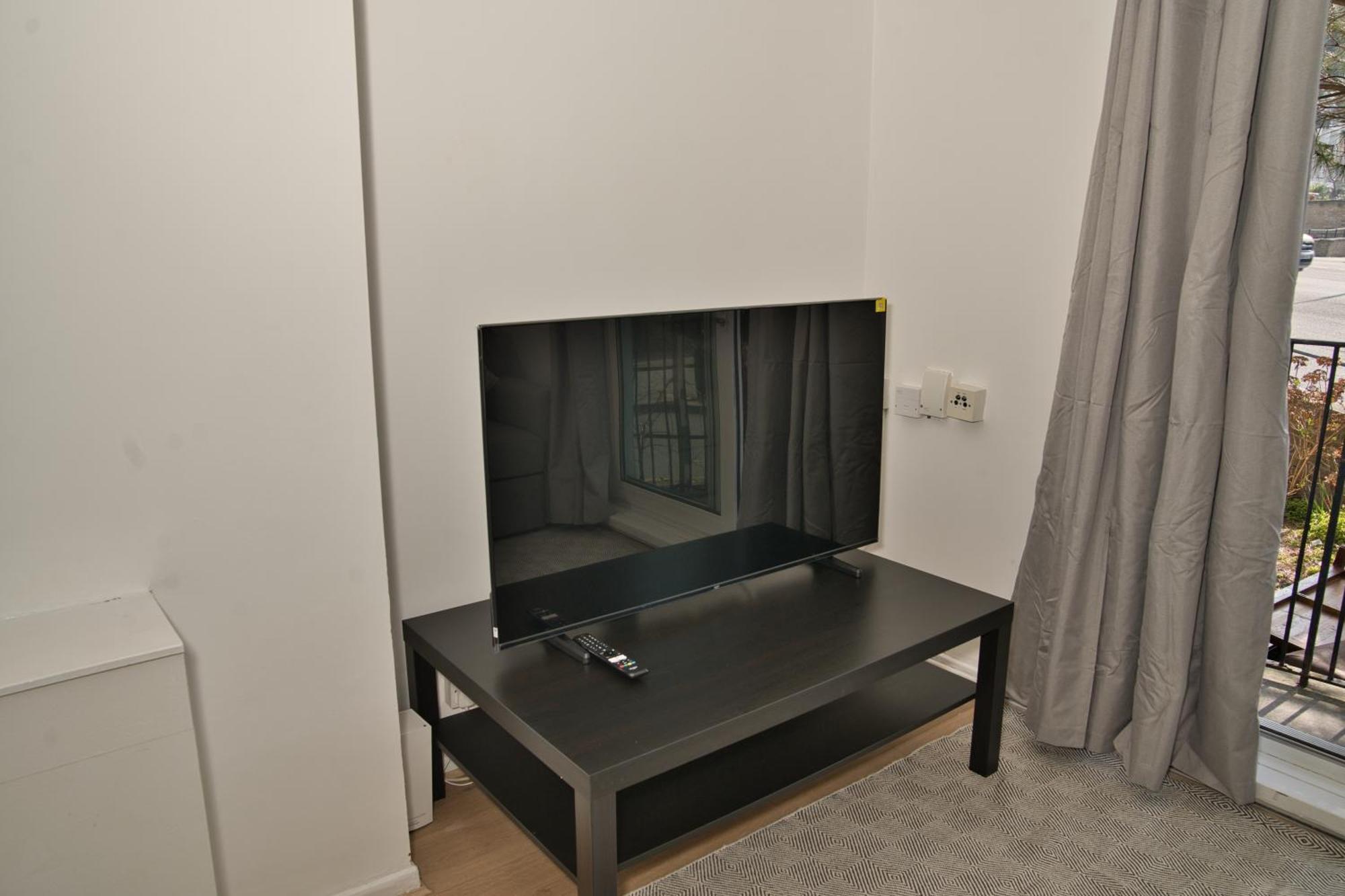 Stunning 4 Bedroom In Swiss Sleeps 10 Appartamento *