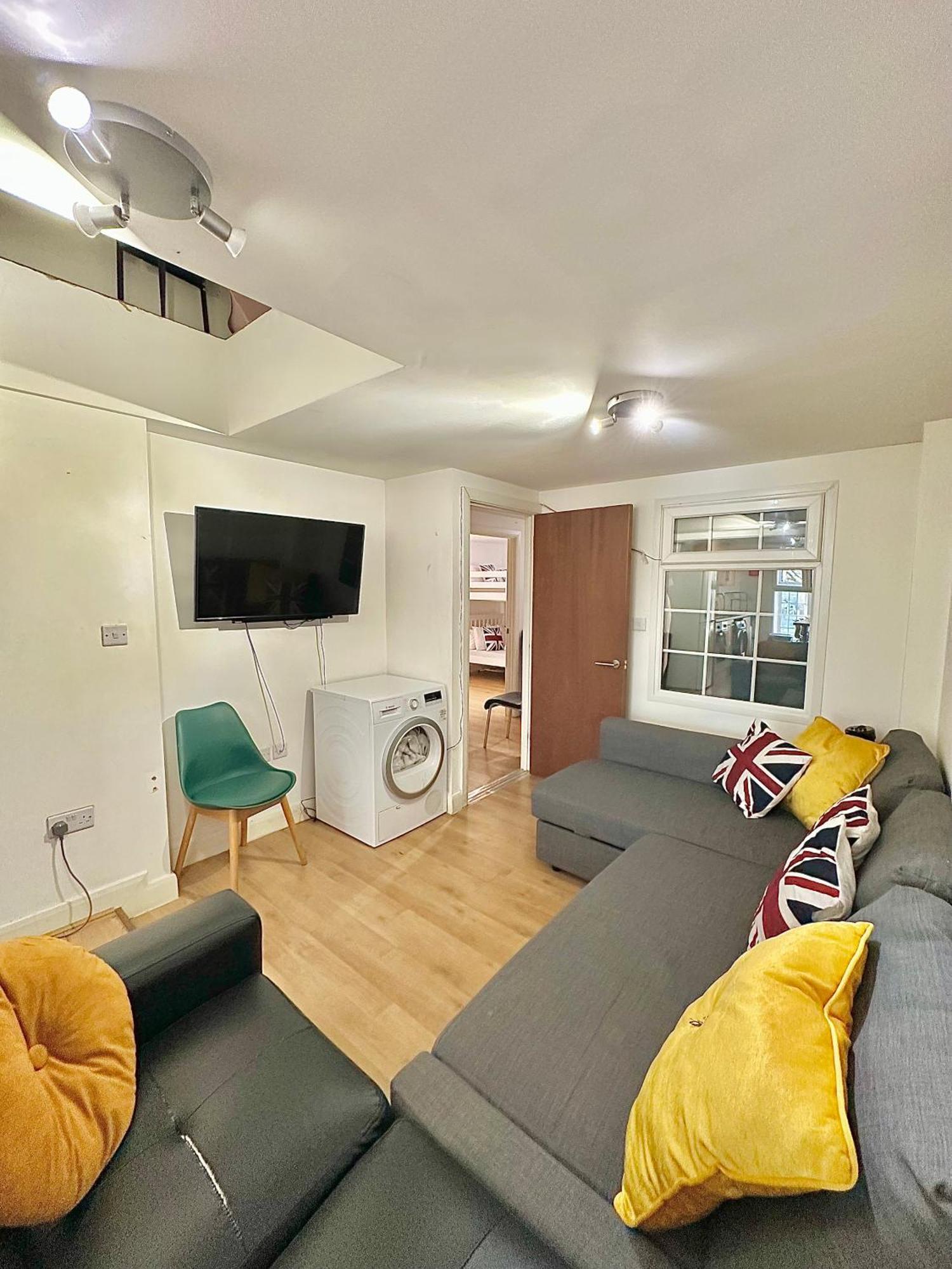 Lejlighed Large Flat In West *