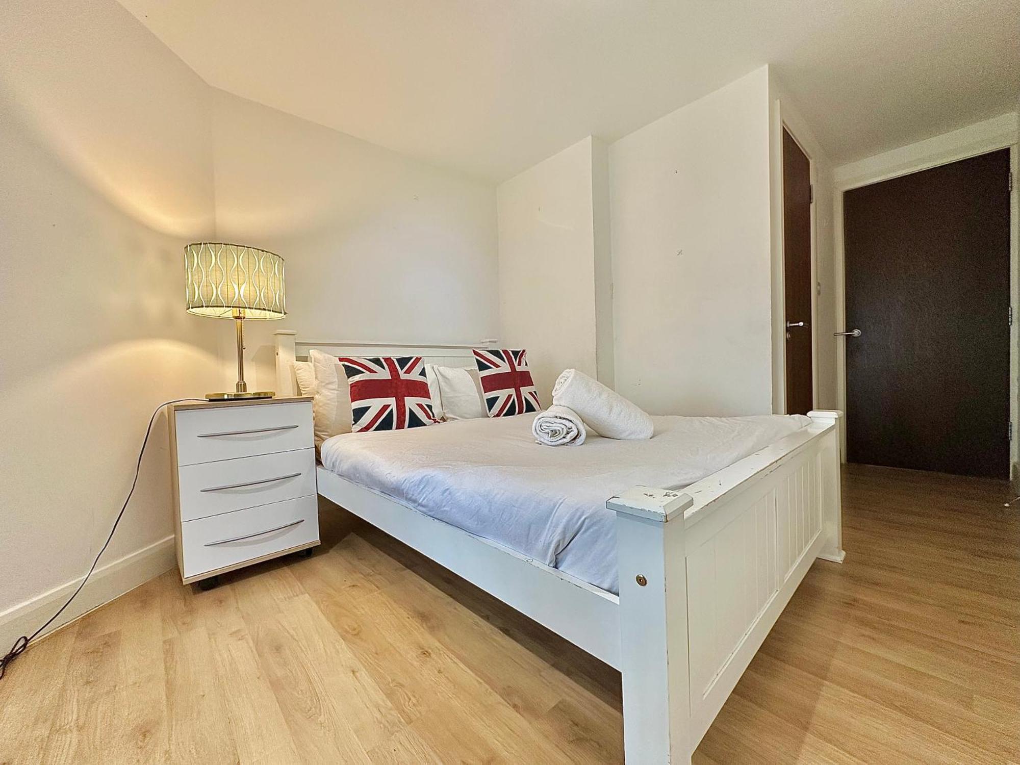 Large Flat In West Lejlighed London