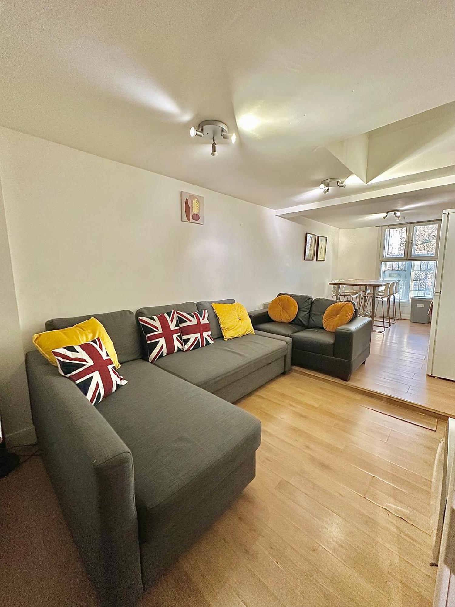 Large Flat In West Lejlighed *