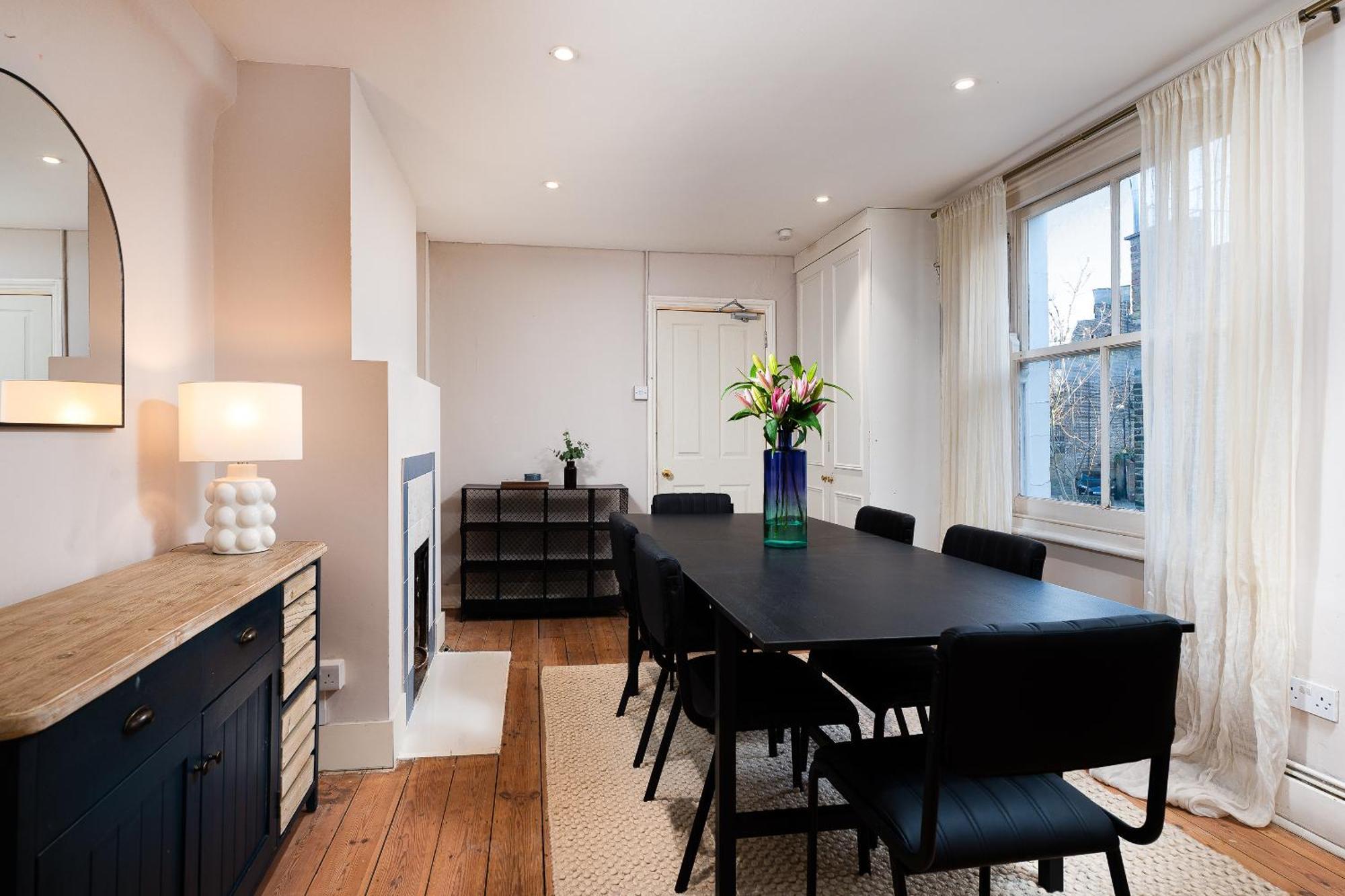 Vesto Three Bedroom Duplex In Clapham London