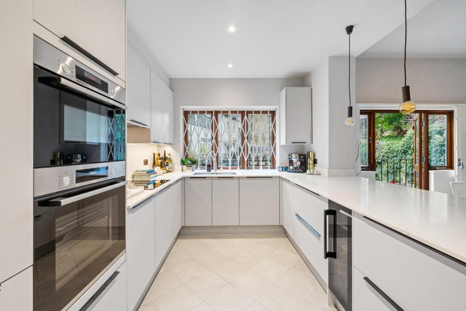 Luxurious 4 Bedroom In Kensington *