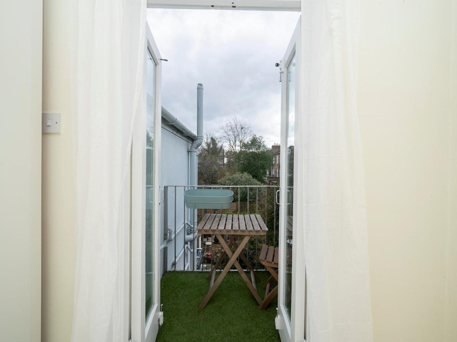 Hébergement de vacances Pass The Keys Airy 1850s Coach House With Private Balcony
