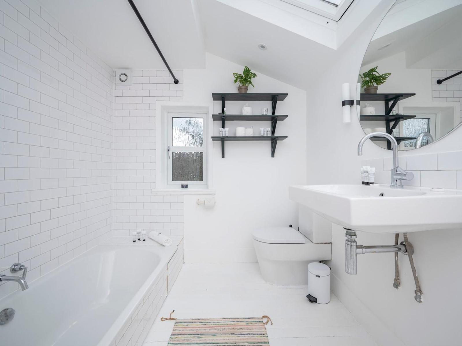 Hébergement de vacances Pass The Keys Airy 1850s Coach House With Private Balcony