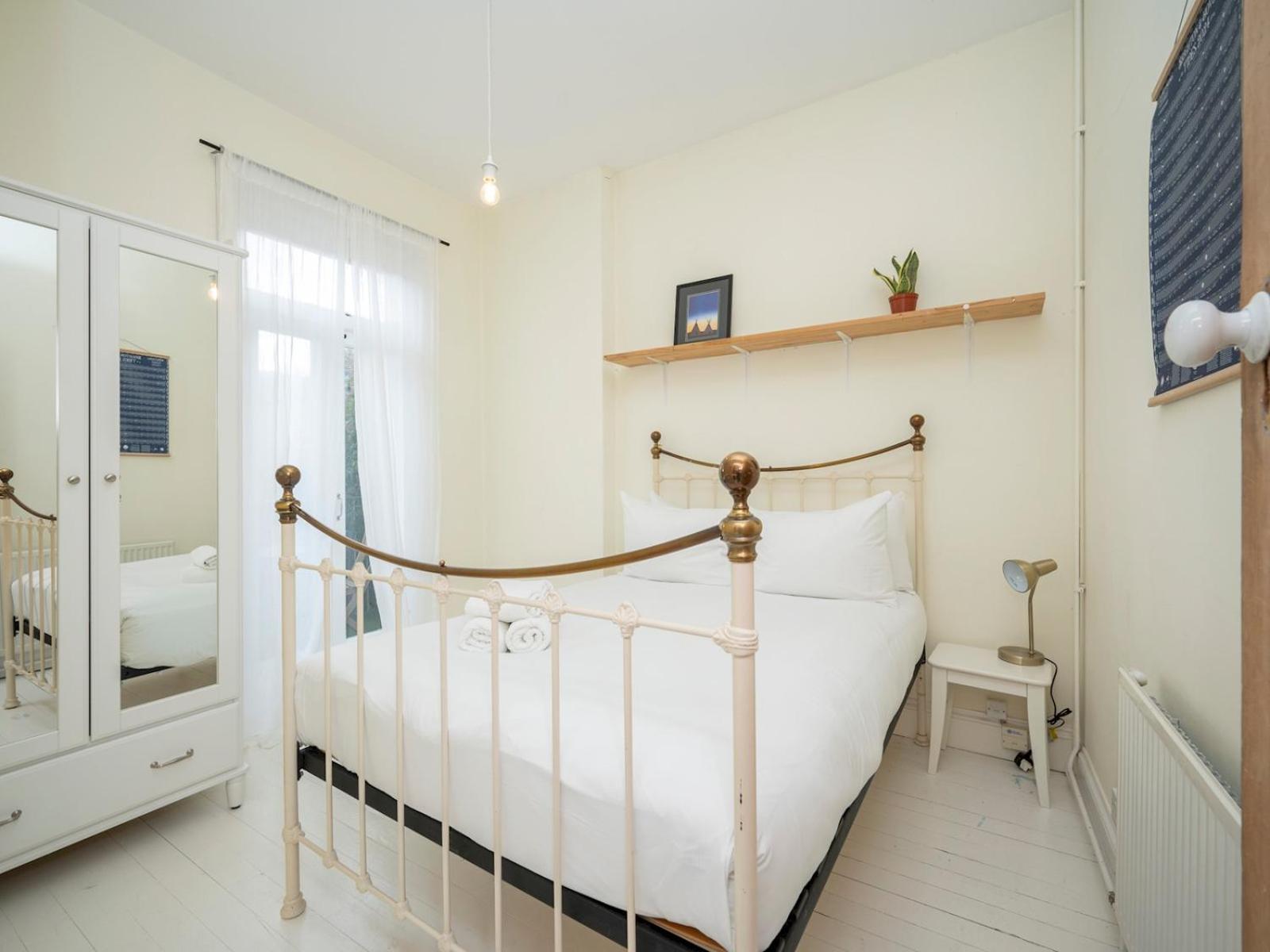 Pass The Keys Airy 1850s Coach House With Private Balcony Hébergement de vacances Londres