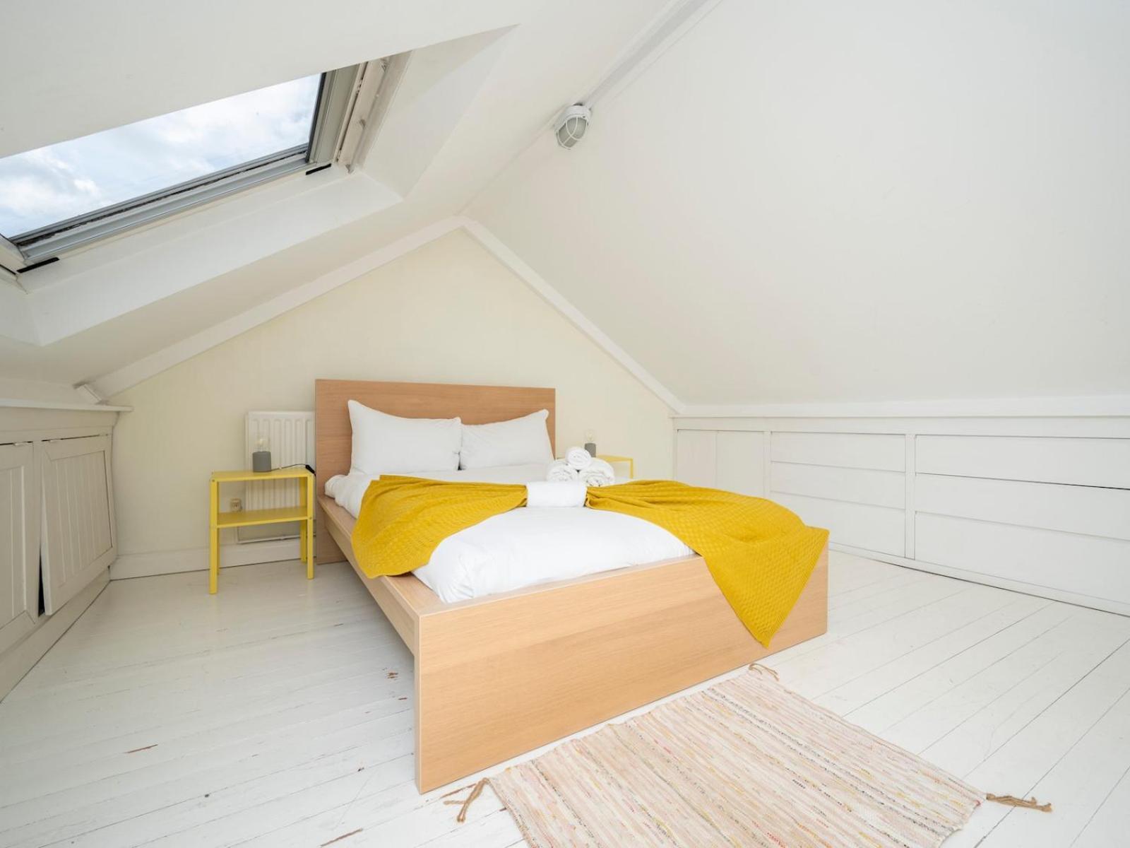 Pass The Keys Airy 1850s Coach House With Private Balcony * Londres