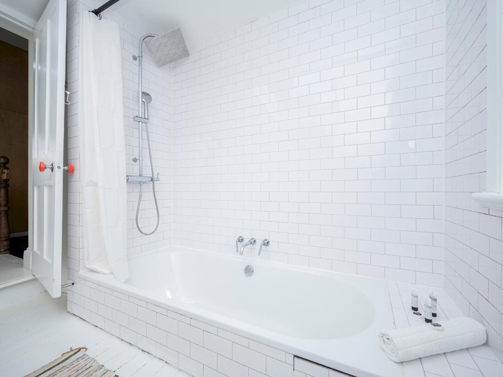 Pass The Keys Airy 1850s Coach House With Private Balcony Hébergement de vacances