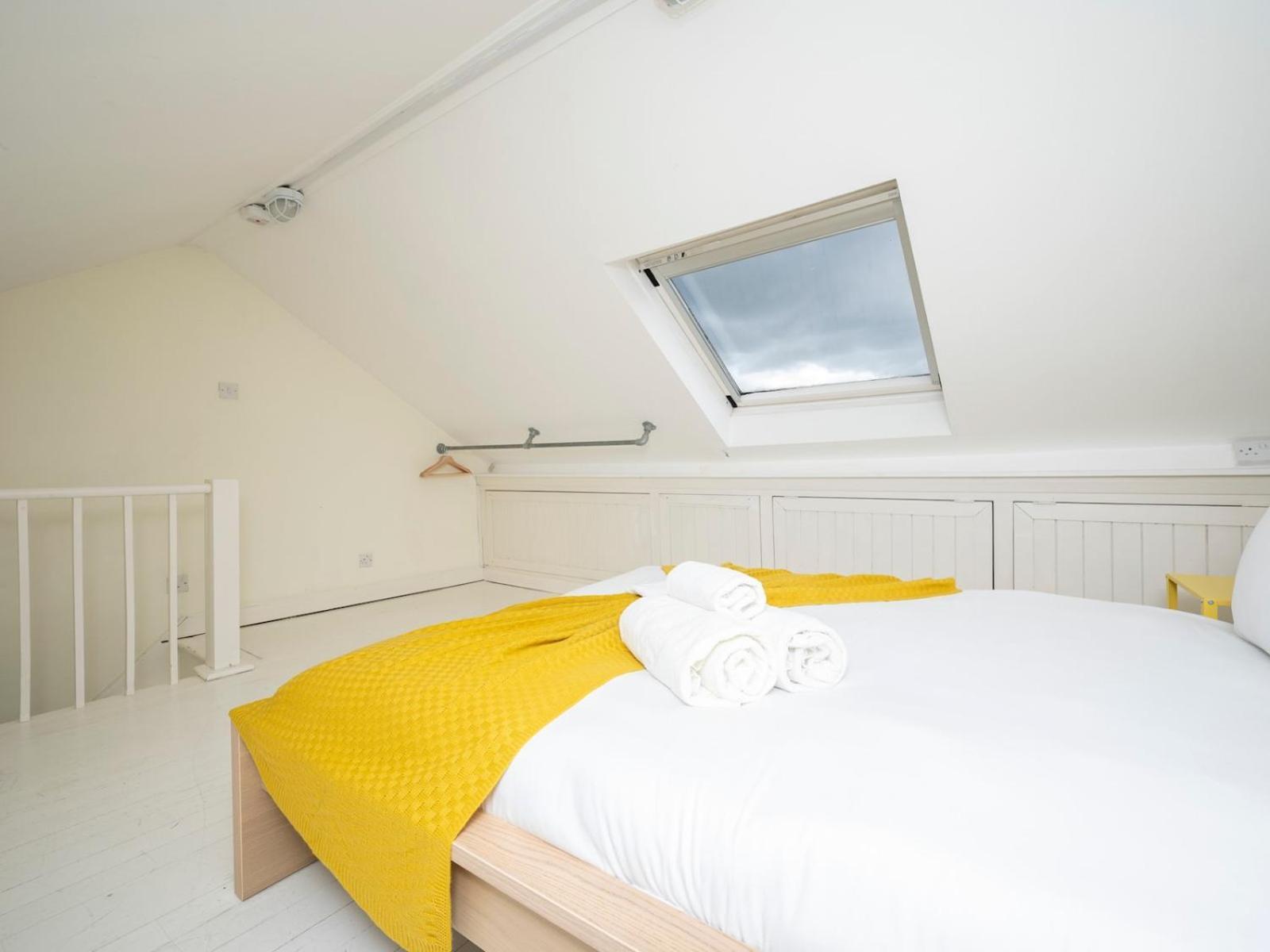 Pass The Keys Airy 1850s Coach House With Private Balcony * Londres