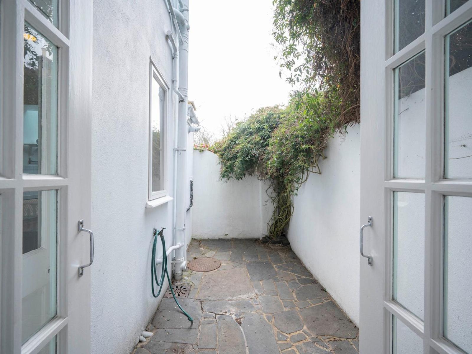 Hébergement de vacances Pass The Keys Airy 1850s Coach House With Private Balcony
