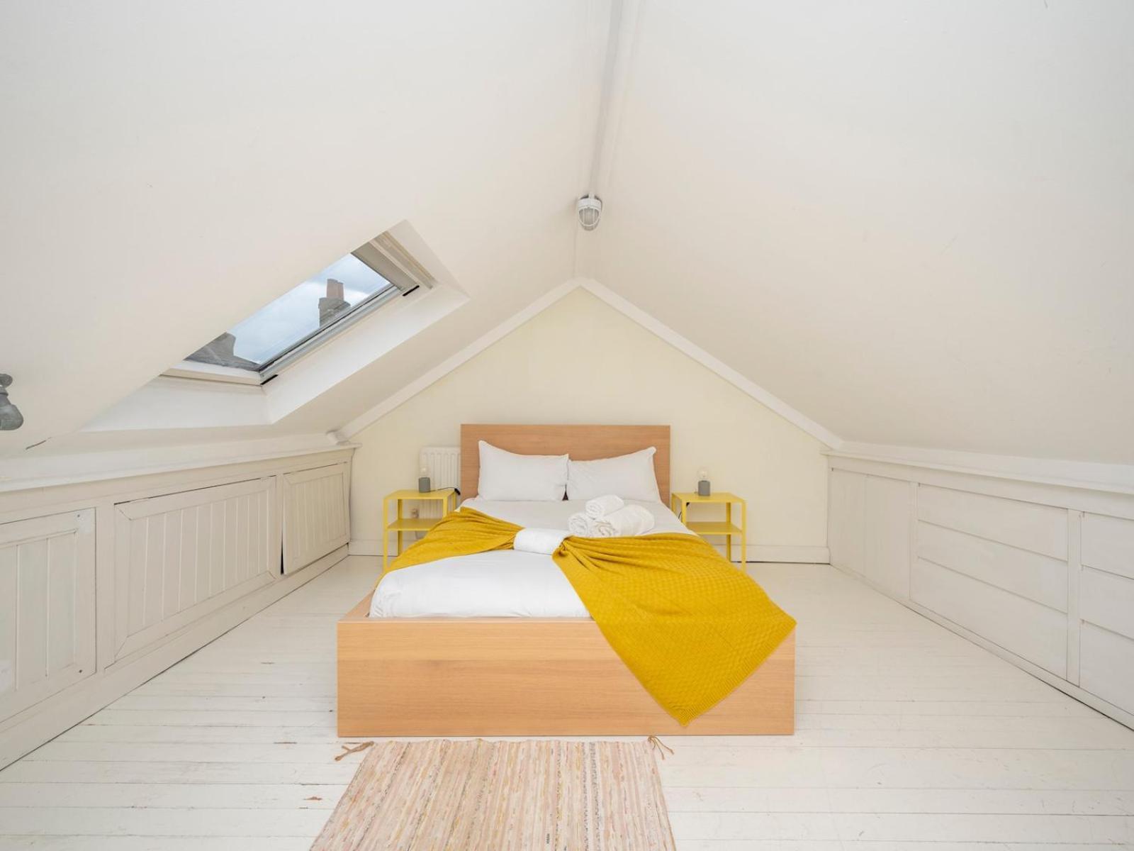 Pass The Keys Airy 1850s Coach House With Private Balcony Hébergement de vacances *