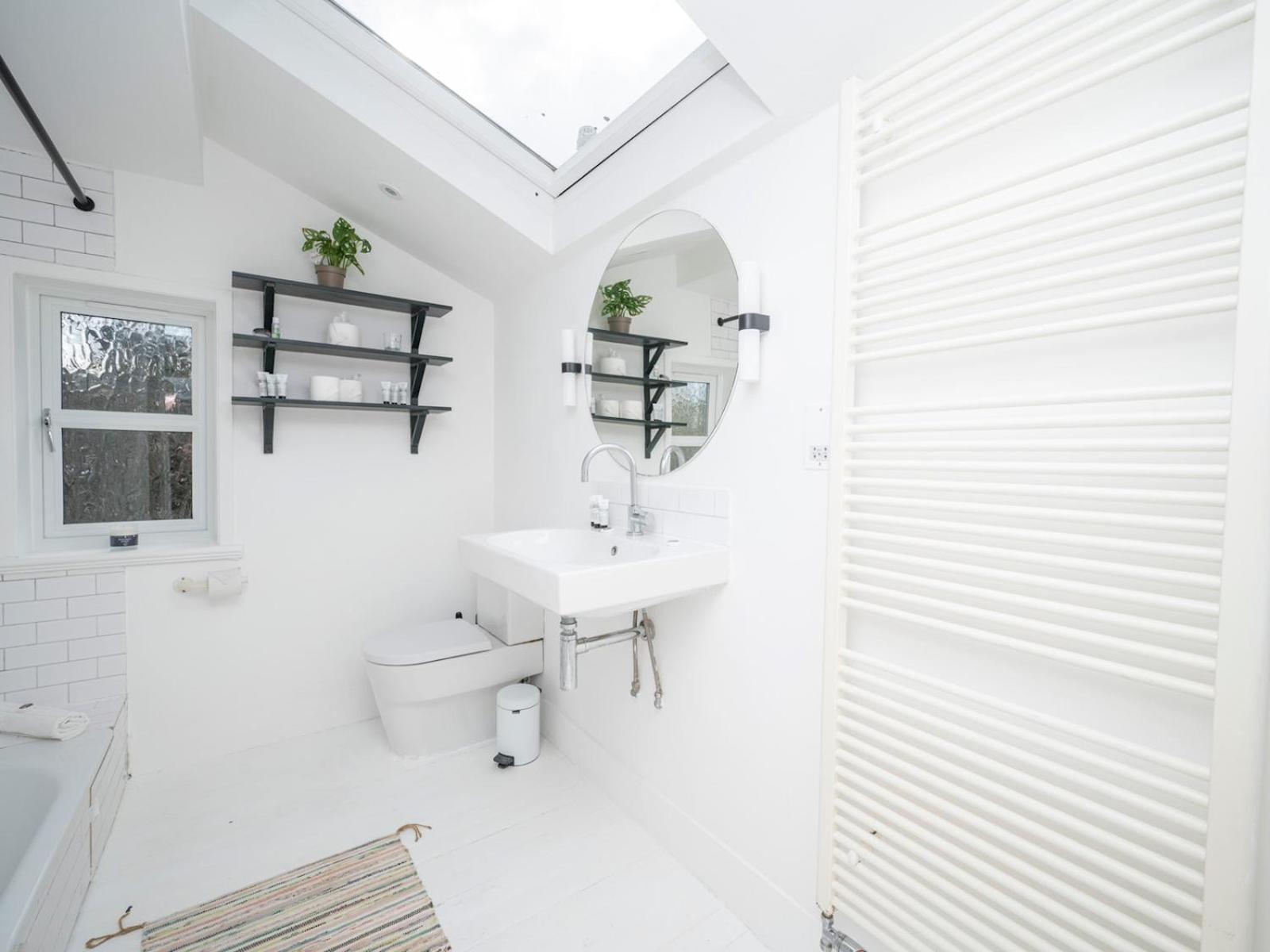 Hébergement de vacances Pass The Keys Airy 1850s Coach House With Private Balcony *