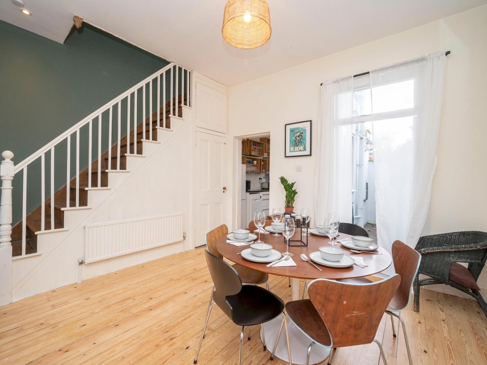 Pass The Keys Airy 1850s Coach House With Private Balcony Hébergement de vacances Londres