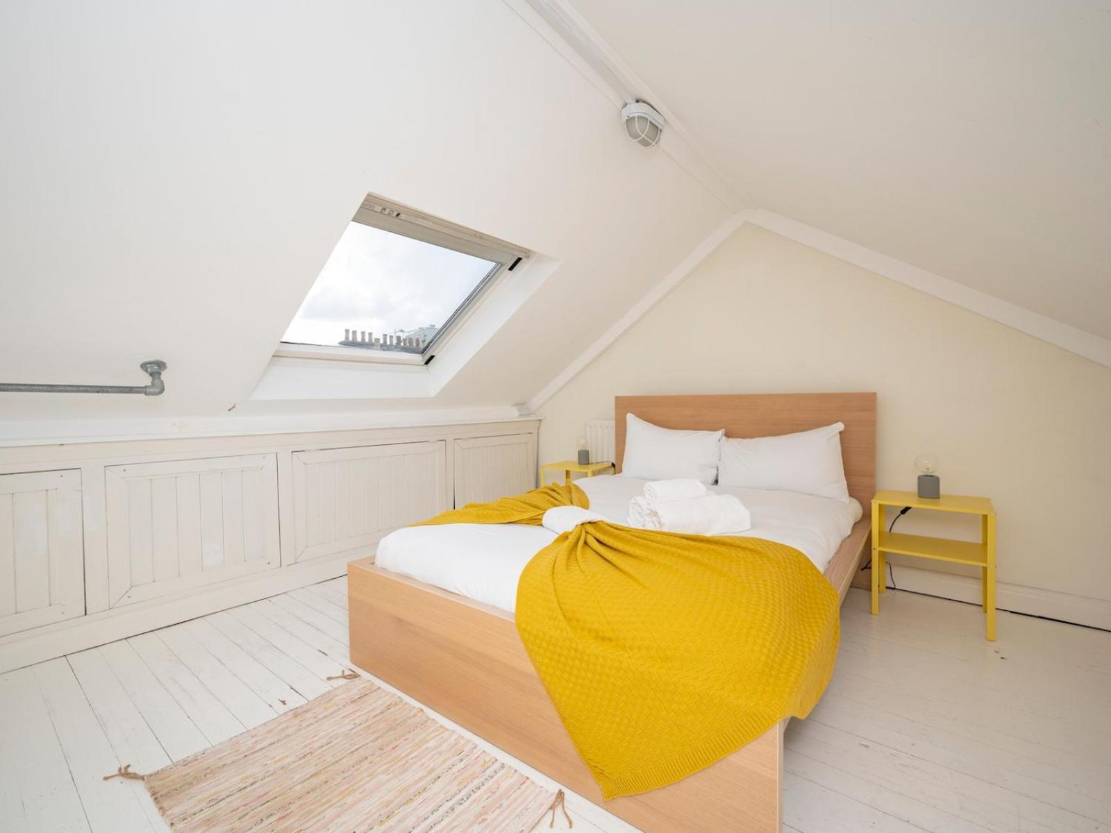 Pass The Keys Airy 1850s Coach House With Private Balcony Londres