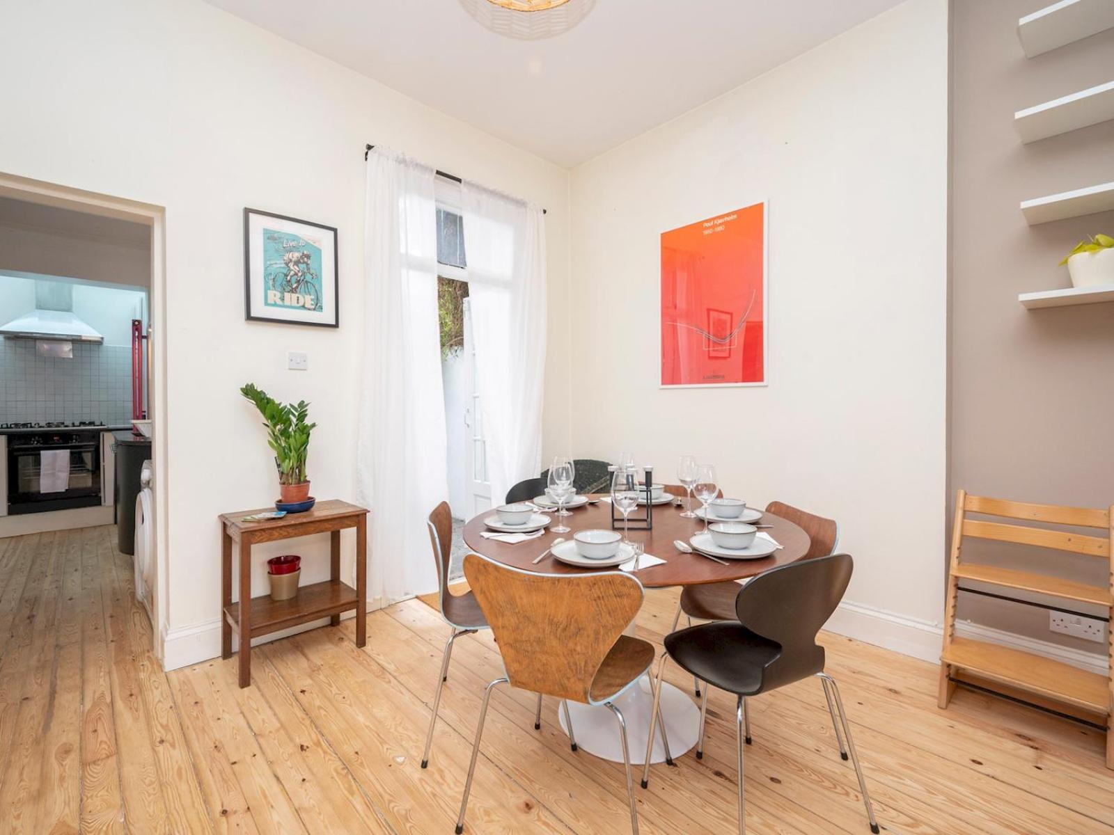 Hébergement de vacances Pass The Keys Airy 1850s Coach House With Private Balcony