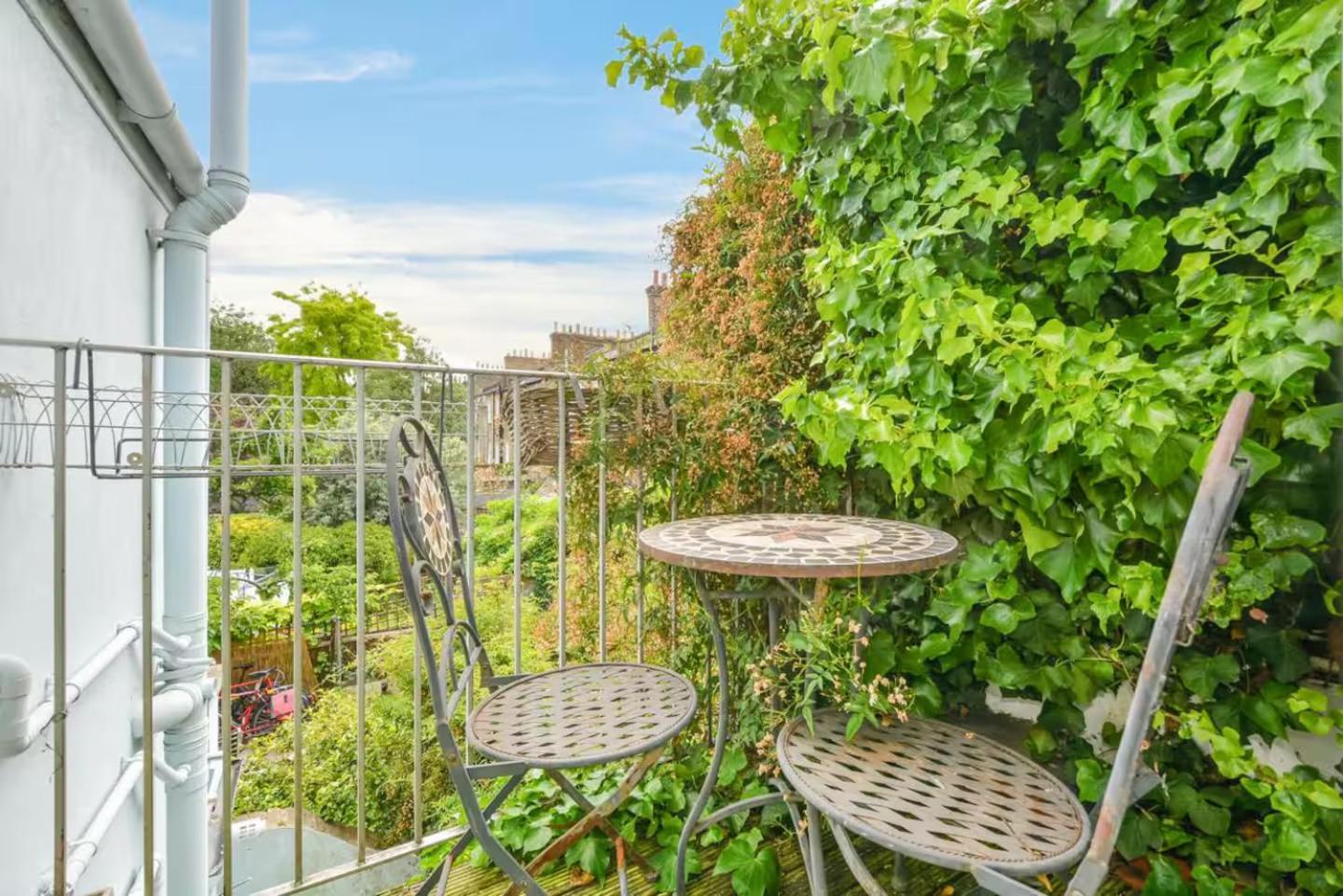 Pass The Keys Airy 1850s Coach House With Private Balcony Hébergement de vacances Londres