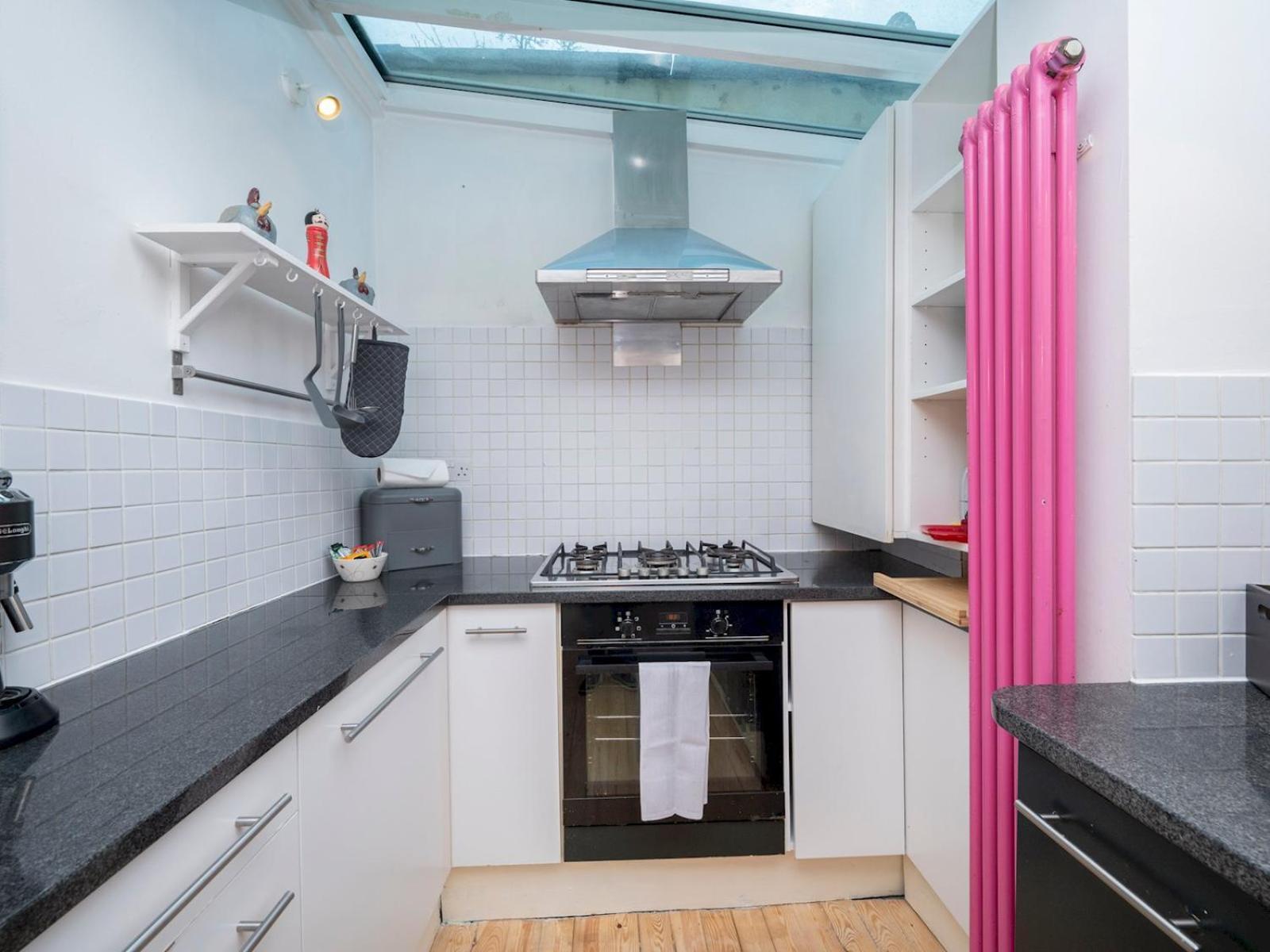 Hébergement de vacances Pass The Keys Airy 1850s Coach House With Private Balcony Londres