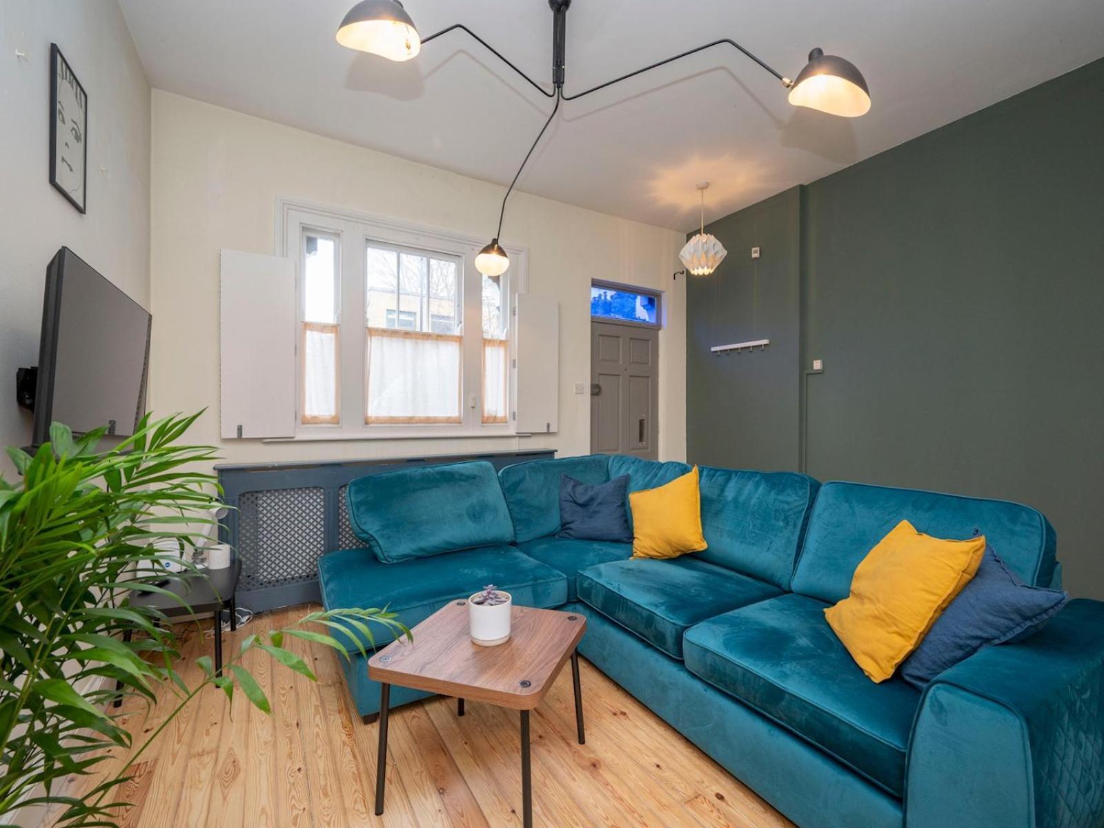 Pass The Keys Airy 1850s Coach House With Private Balcony * Londres