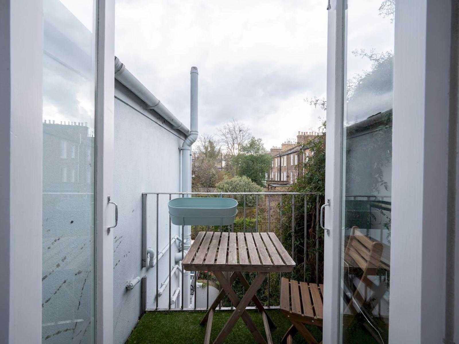 Pass The Keys Airy 1850s Coach House With Private Balcony Hébergement de vacances *