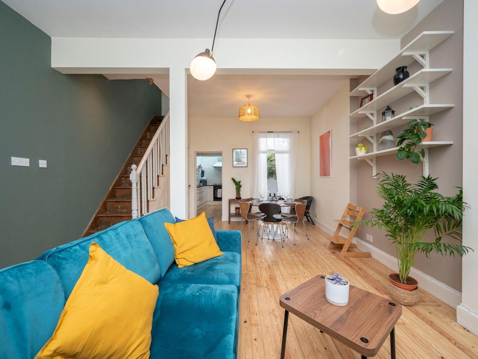 Hébergement de vacances Pass The Keys Airy 1850s Coach House With Private Balcony *