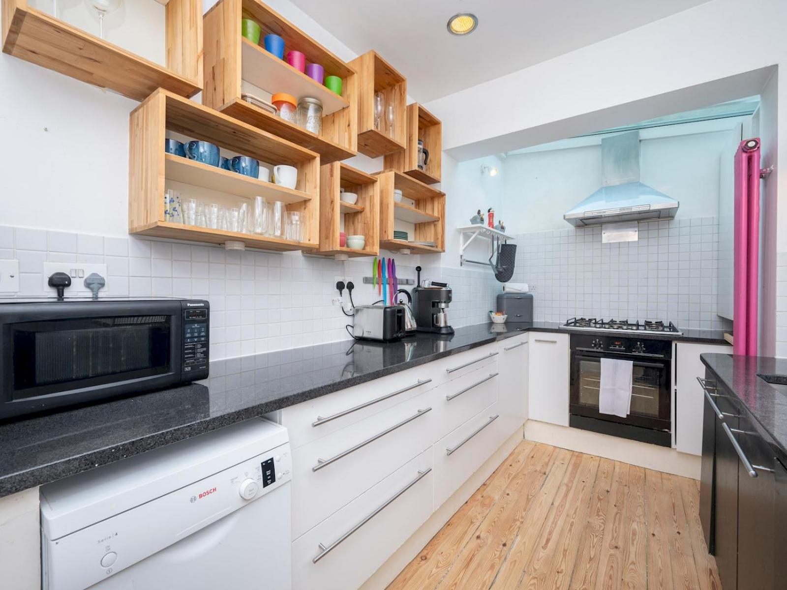 Hébergement de vacances Pass The Keys Airy 1850s Coach House With Private Balcony Londres