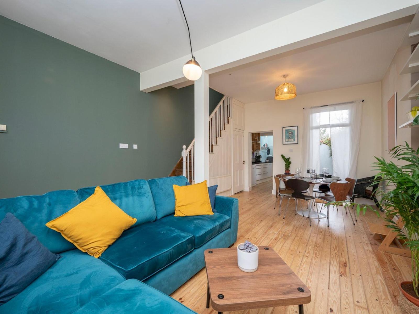 Pass The Keys Airy 1850s Coach House With Private Balcony Hébergement de vacances