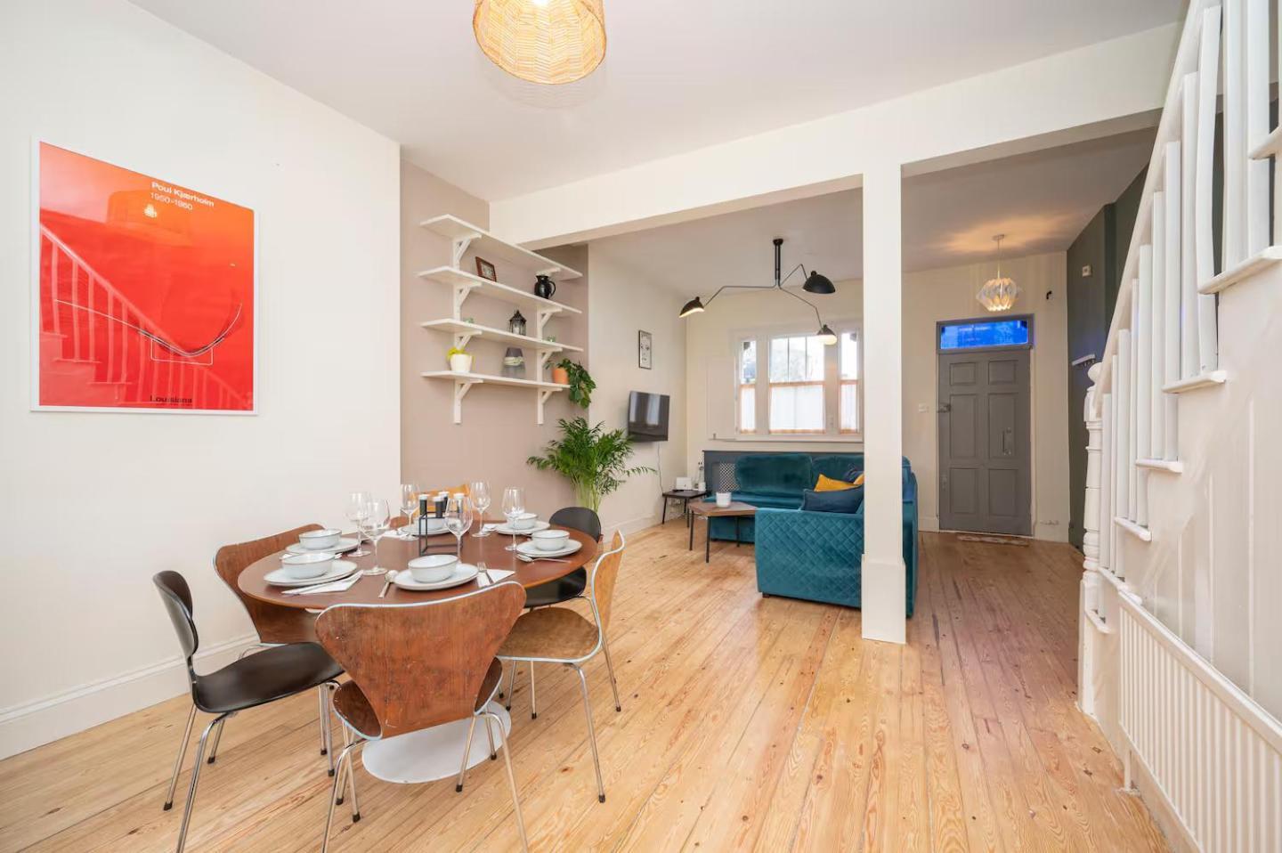 Hébergement de vacances Pass The Keys Airy 1850s Coach House With Private Balcony Londres