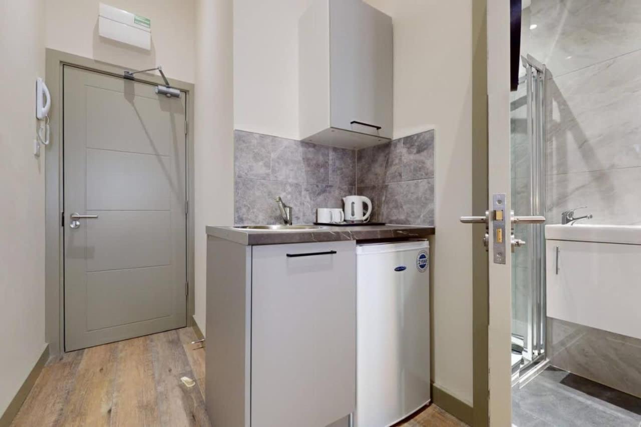 Fast Wifi Desk Netflix 13min To Battersea Park Wd Apartment
